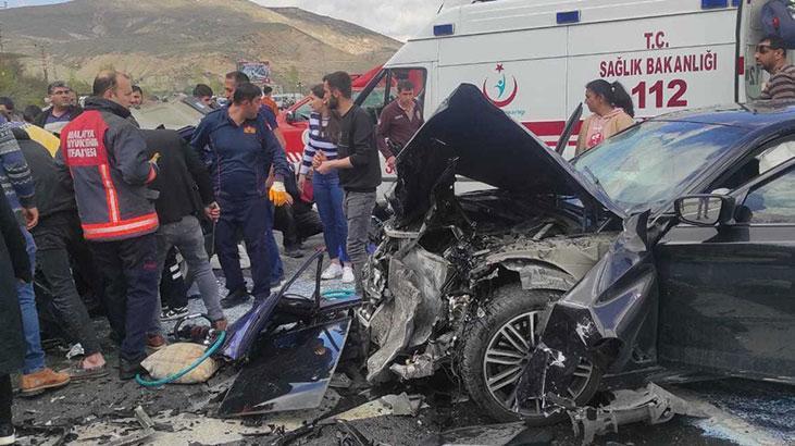 Malatya’da iki otomobil kafa kafaya çarpıştı! 3 ölü, 5 yaralı