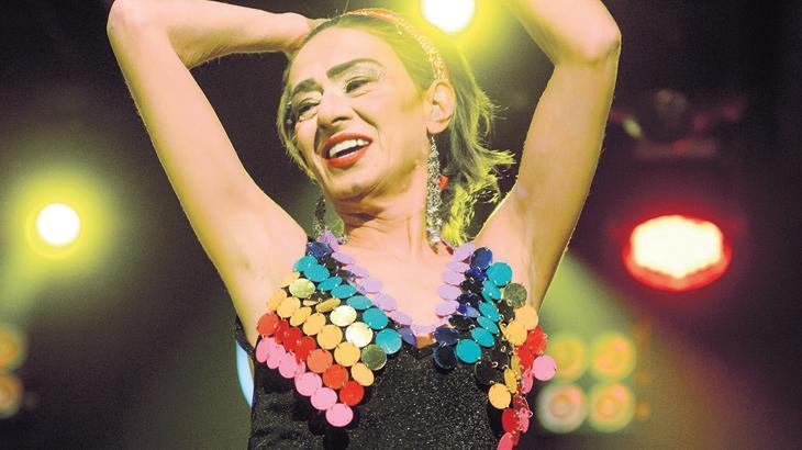 Sahneyi renklendirdi