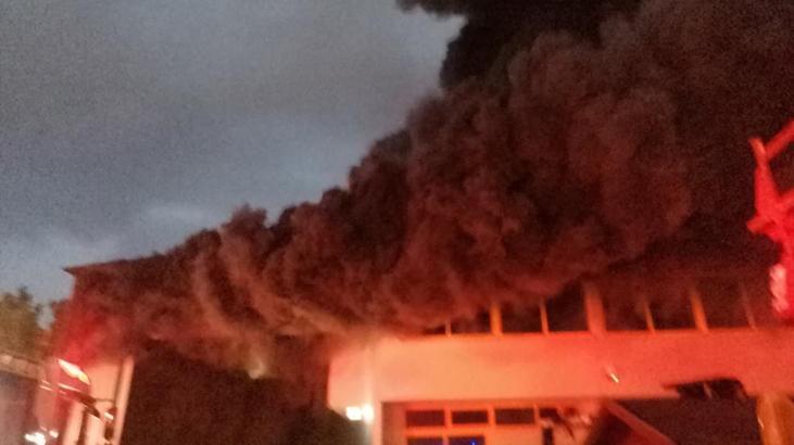 İzmir’de 2 fabrikada yangın! Çok sayıda itfaiye ekibi müdahale ediyor