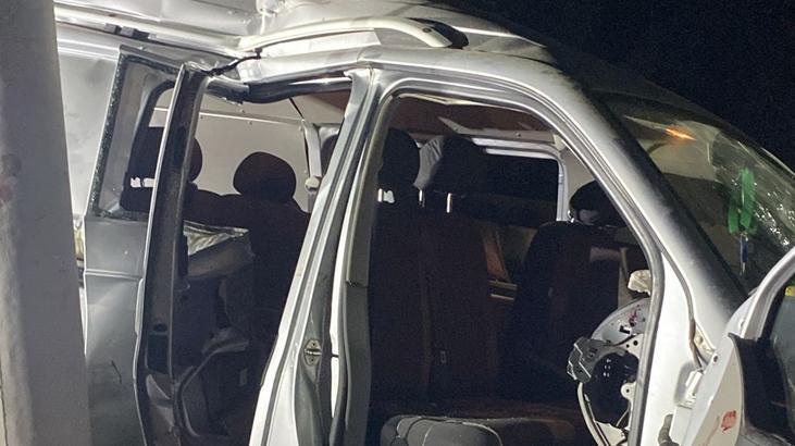 Minibüs elektrik direğine çarptı! 2 kişi hayatını kaybetti