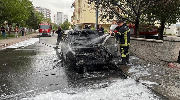 Park halindeki otomobil alev alev yandı
