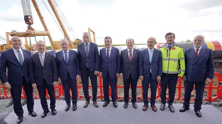 Karadeniz kıyısı – Podişor Doğal Gaz Boru Hattı projesinde, boru indirme töreni