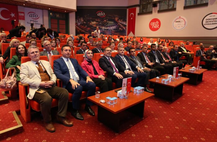 Yılın İletişim Uzmanı ödülü Gurbet Altay’a verildi.