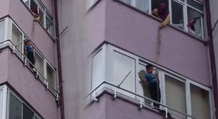 Küçük çocuk 4’üncü katın penceresinde mahsur kaldı! Yürekleri ağza getiren olay
