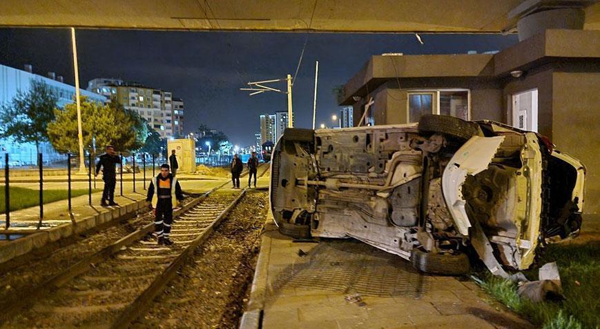 Otomobil hemzemin geçitte yolcu treni ile çarpıştı! 1 yaralı var