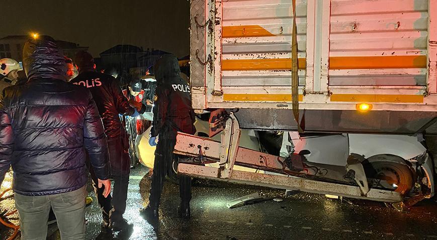 Büyükçekmece’de feci kaza! Otomobil TIR’ın altına girdi, 1 kişi hayatını kaybetti