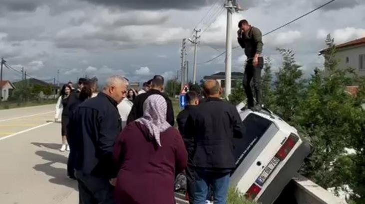Kaza sonrası ilginç anlar! Arabanın üzerine çıktı, hem yaralıları izledi hem sağlık ekiplerini aradı