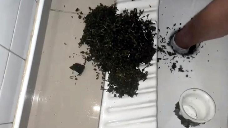 Uyuşturucuları tuvalet deliğine gizlemişler