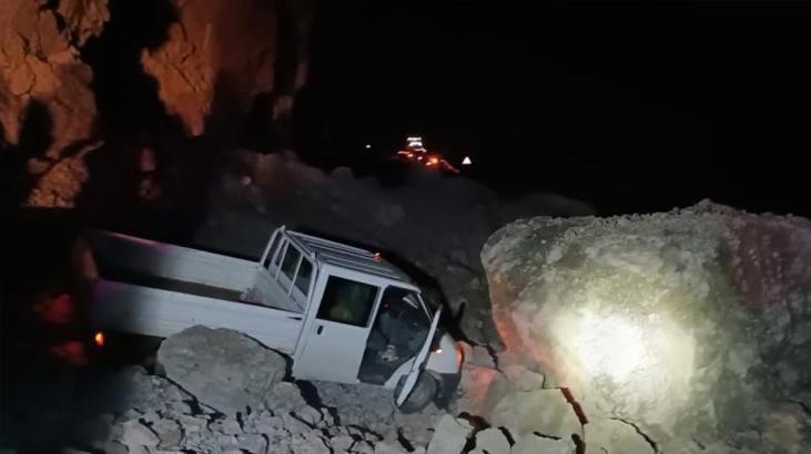 Dev kayalar düştü! Hakkari-Çukurca yolu ulaşıma kapandı