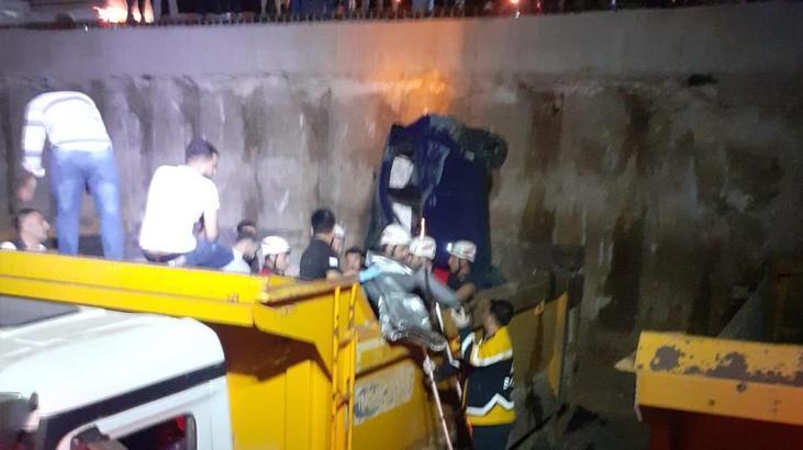 Yok böyle kaza! İnşaat çukuruna düştü kamyonun kasasında bulundu