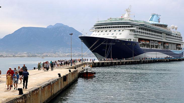 Alanya’ya yılın ilk kruvaziyeri geldi