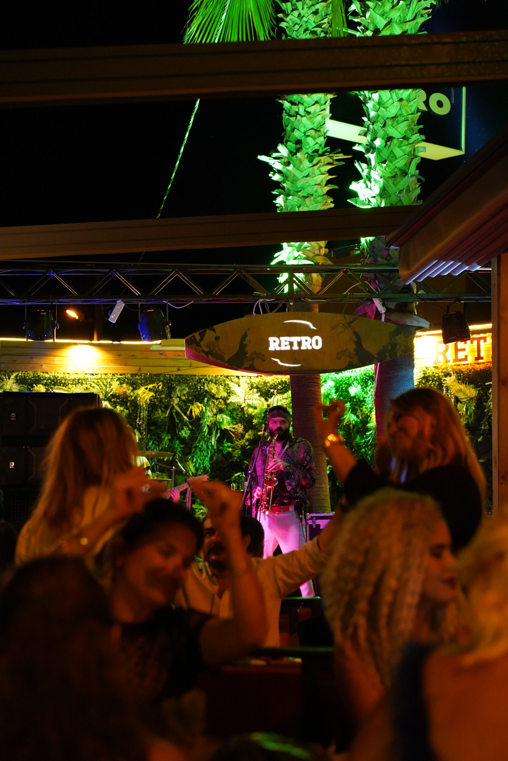 Retro Beach Club’ın Canlı Atmosferi