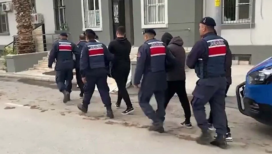 DİYARBAKIR DA 9 KİŞİ TUTUKLANDI 5 FİRARİ ARANIYOR