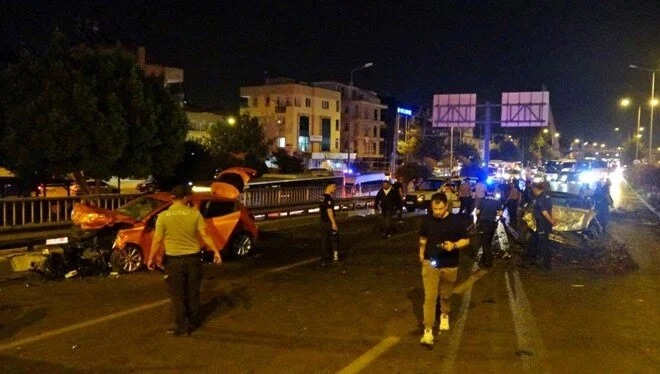 Antalya’da Otomobil Kazası: 5 Kişi Yaralandı, 1’i Ağır Durumda