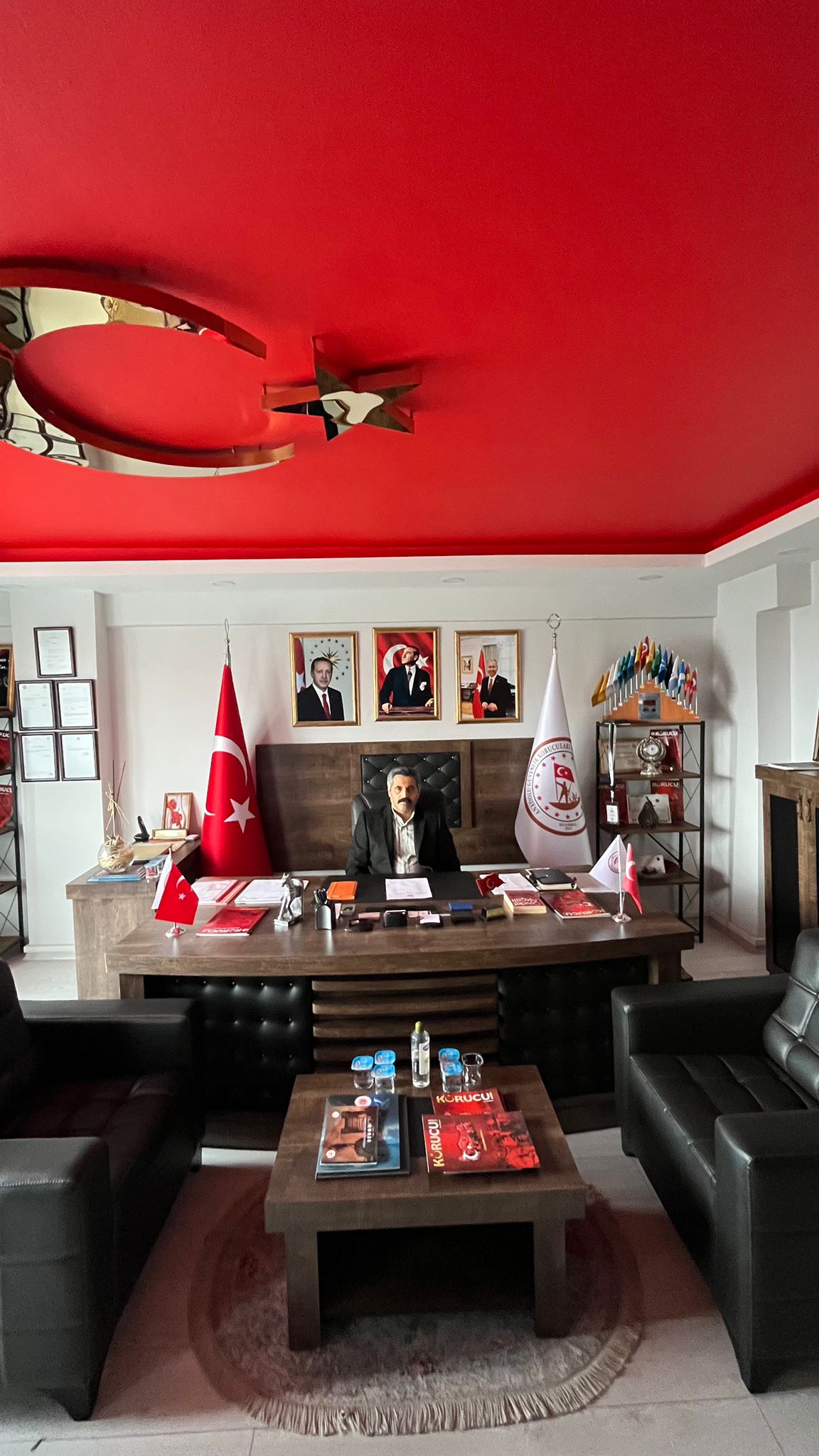 Enver Kaynar diyor ki: “Mecliste etekli ve kravatlı terörist istemiyoruz.”