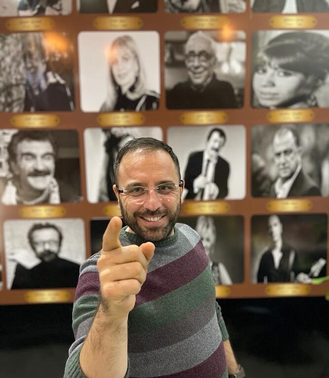 Serdar Şimşek: Tiyatrodan Radyo Yayıncılığına, Şimdi YouTube’da Yeni Bir Formatla