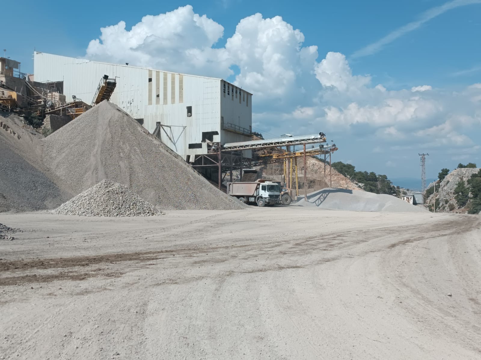 MANİSA TAŞ MADENCİLİK A.Ş: İrfan Aydemir’in Vizyonuyla Kurulan Parke ve Bordür Üretim Tesisleri