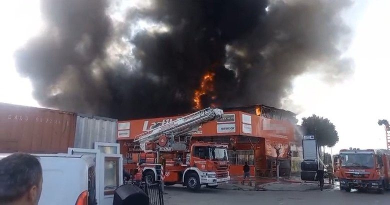 İzmir 4. Sanayi Sitesinde Korkutan Yangın