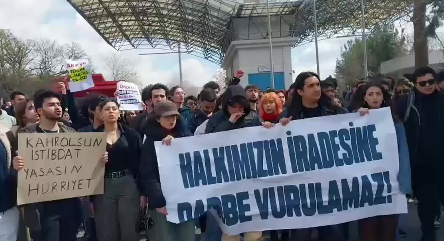 Dokuz Eylül Üniversitesi Öğrencileri Barikatı Yıktı Buca Halkından Destek