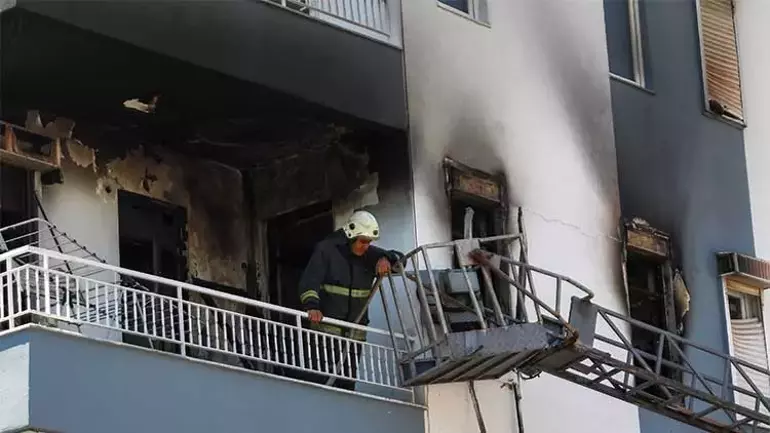 Yangında Evde Mahsur Kaldı, Kedisini Bir An Bile Bırakmadı