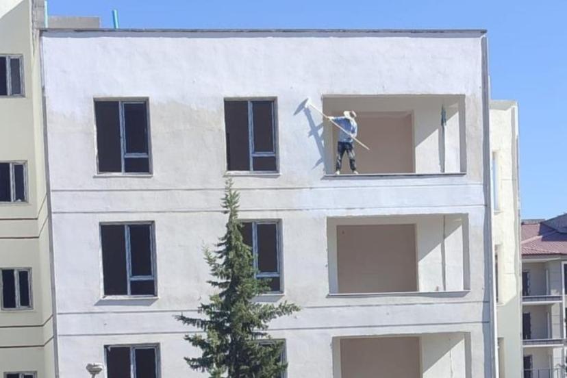 Adıyaman’da korumasız çalışan işçi, yürekleri ağza getirdi