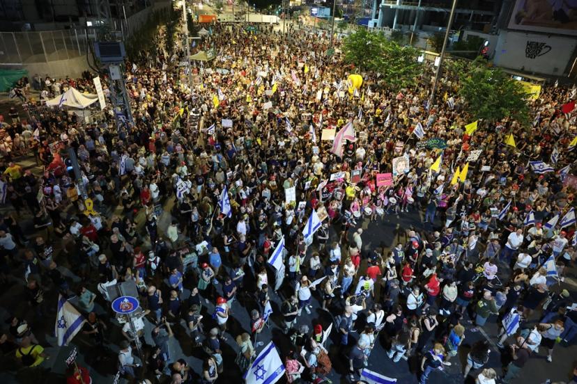 Başkent Tel Aviv’de binlerce İsrailli, Gazze’de ateşkes talebiyle protesto düzenledi