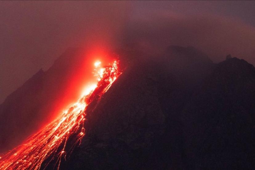 Endonezya’daki Lewotobi Laki-Laki Yanardağı patladı! Turistler alarma geçti