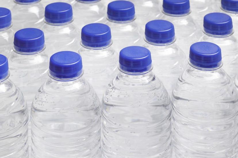 Fransa’da test edildi! Ünlü markanın suyunda mikroplastik tespit edildi