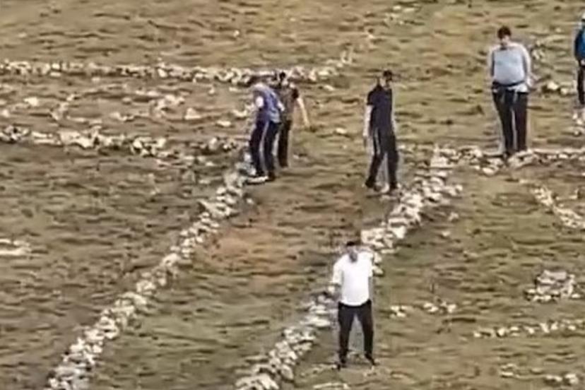 İngiltere’de Yahudi turistlerden tarihi haça saldırı