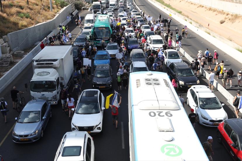 İsrailliler, Tel Aviv’de ana yolu kapatarak esirlerin geri getirilmesini istedi