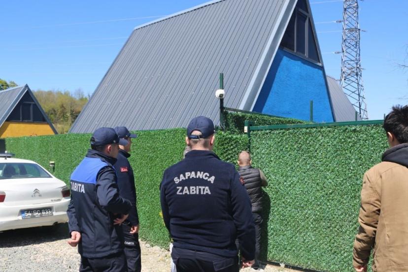 Sapanca’da bungalovdaki gizli kamera skandalı: Sanıklar ilk kez hakim karşısına çıktı