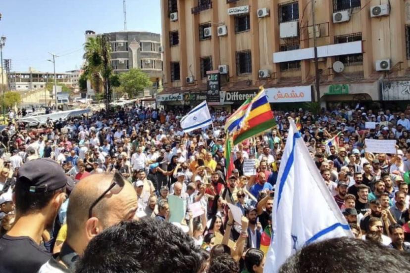 Süveyda’da Dürziler miting düzenledi: İsrail bayrağı açtılar