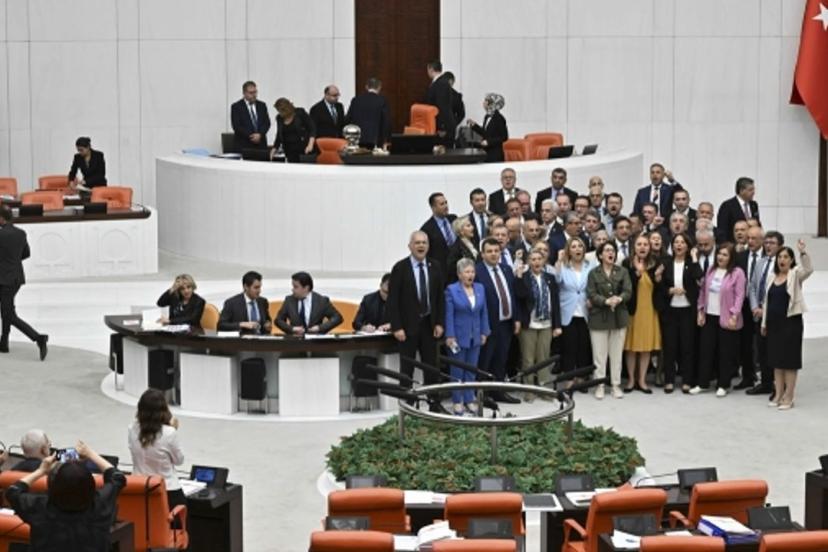 TBMM Genel Kurulunda CHP’li vekiller kürsüyü işgal etti