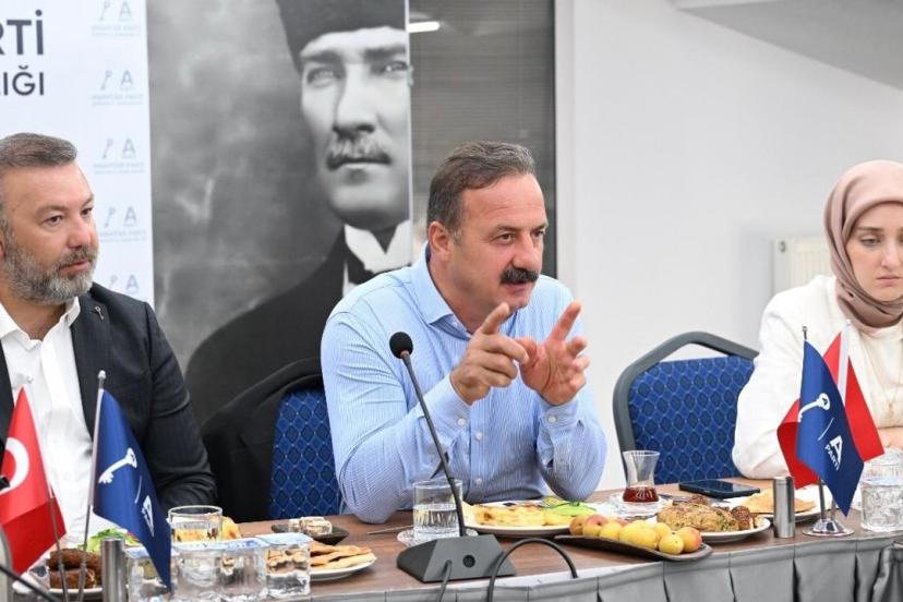 Yavuz Ağıralioğlu avukatlarla buluştu: Gündemde anayasa değişikliği vardı