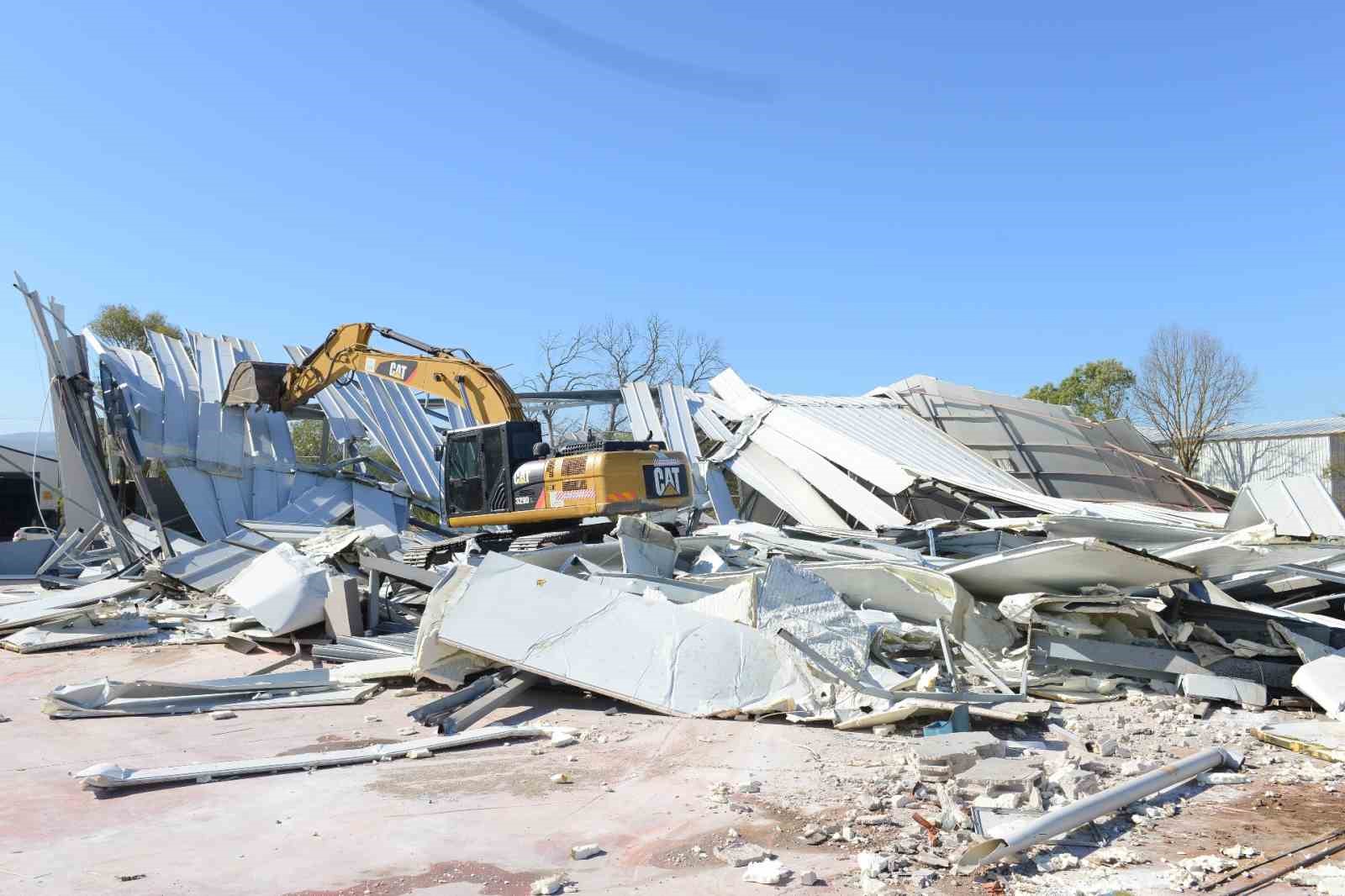 Nilüfer’de Kaçak Fabrika ve Depo Yıkıldı