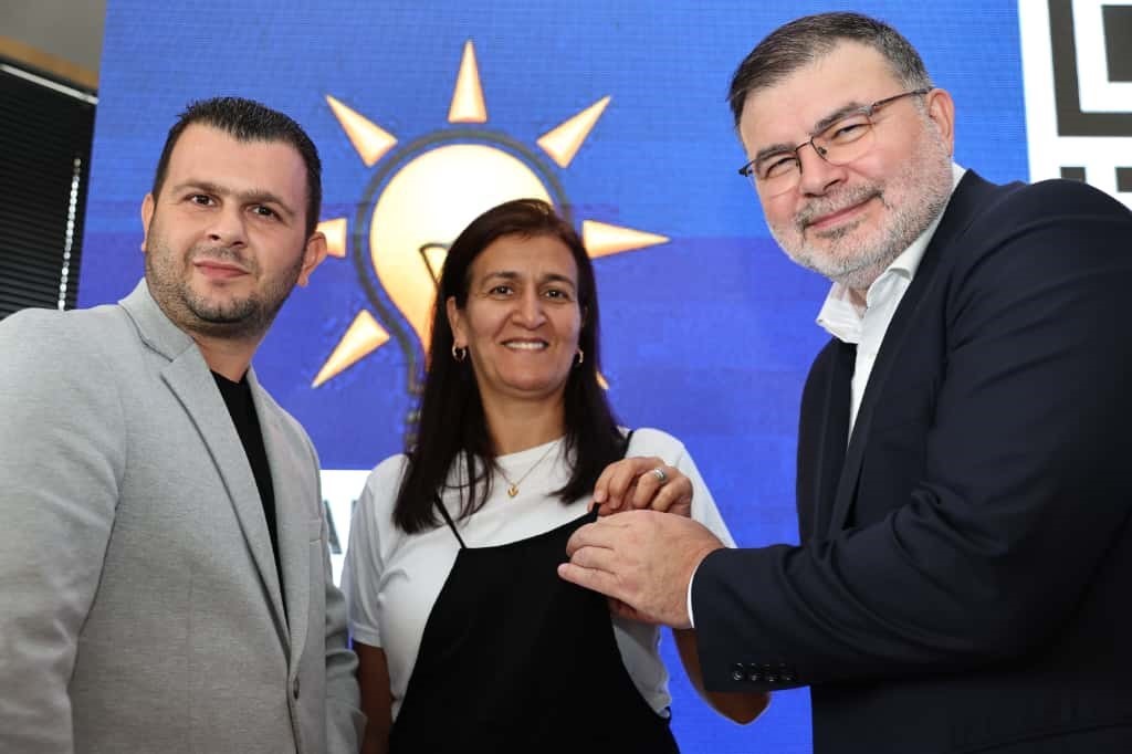 AK Parti Kemalpaşa’da Yeni Üyeler Rozetlerini Taktı