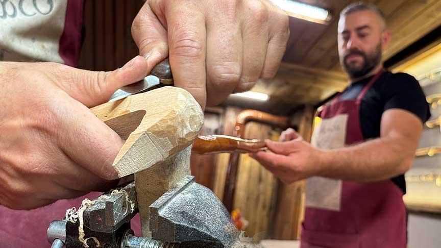 Usta Baston Yapıcısı 20 Yıldır Mesleğini Sürdürüyor