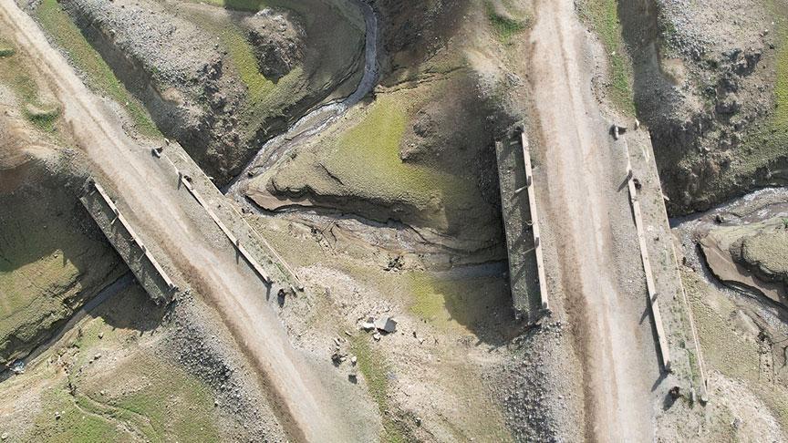 GÖKÇE BARAJI’NDA SULAR ÇEKİLDİ, ORTAYA ŞAŞIRTAN GÖRÜNTÜLER ÇIKTI