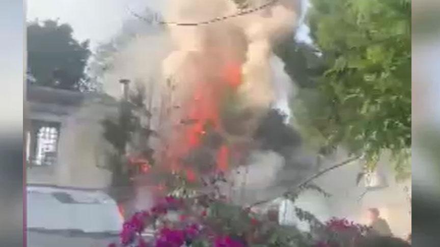 Sultanahmet Camii Yanındaki Restoranın Bacasında Yangın Çıktı