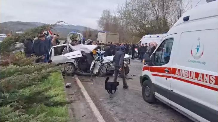 ÇAYCUMA’DA KORKUNÇ ÇARPIŞMA: OTOMOBİL İKİYE BÖLÜNDÜ, VOLKAN ERGİN OLAY YERİNDE HAYATINI KAYBETTİ