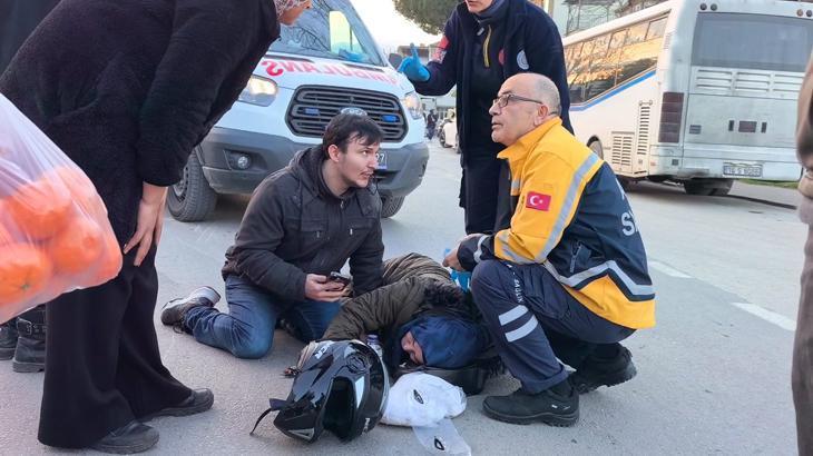 İnegöl’de Motosikletler Çarpıştı: Yaralı Genç, Annesinin Elini Bırakmadı