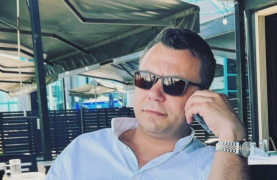 Onur Cavit İdin: Hikâyelerin Kurulduğu Yerde Duran İsim