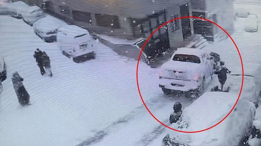 Karlı Yolda Kontrolden Çıkan Kamyonet Çocuklara Çarptı