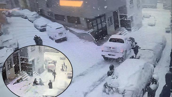 Karlı Yolda Dehşet Kamyonet Kar Topu Oynayan Kardeşlere Çarptı