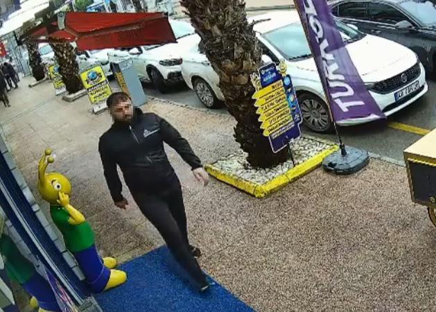 Tarsus’ta Kuyumcu Soygunu: 100 Gram Altını Alıp Havaya Ateş Ederek Kaçtı