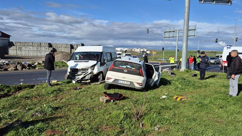 Diyarbakır’da Servis Minibüsü ile Otomobil Çarpıştı: 13 Yaralı