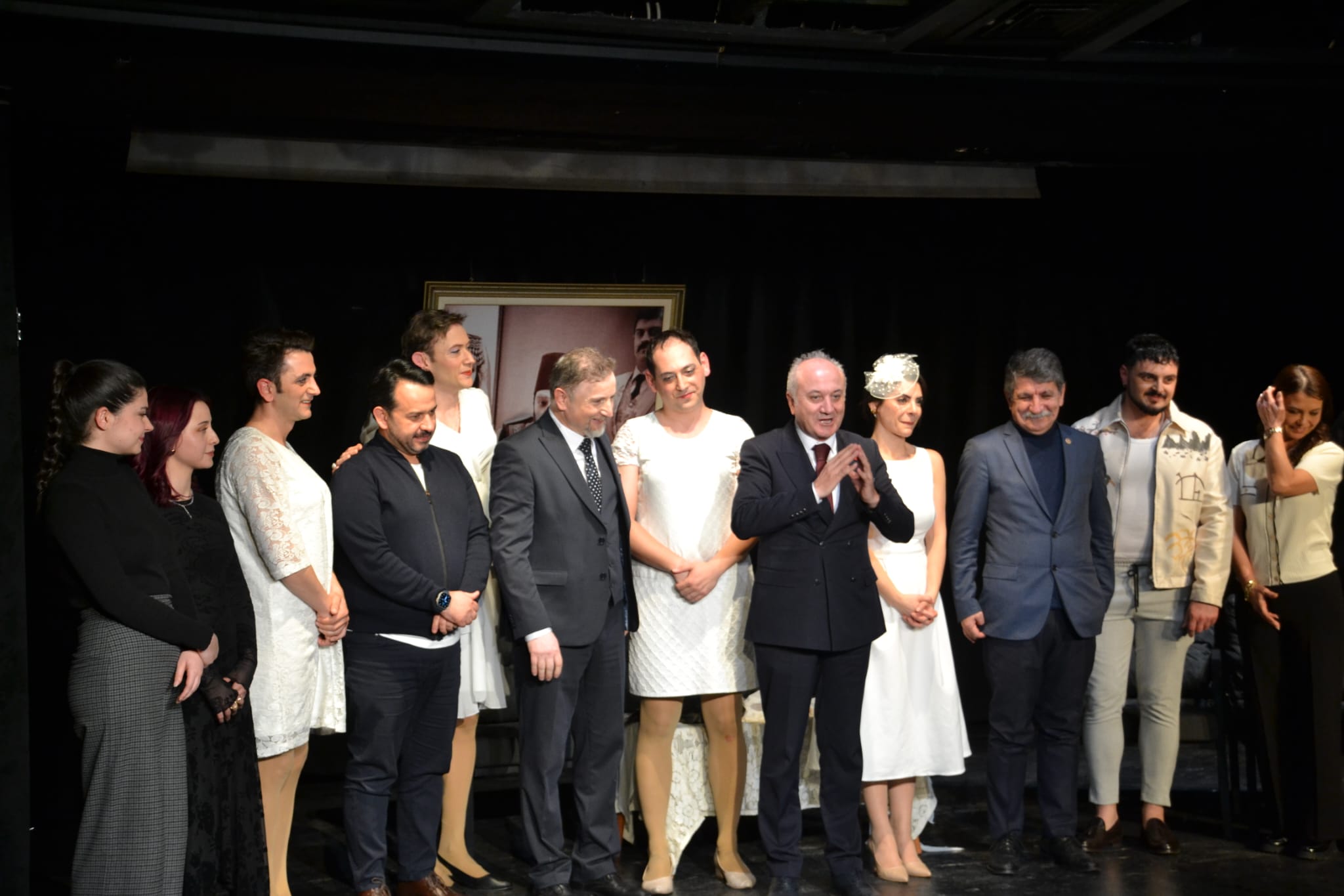 “Kanaviçe” ile Sahne Işıkları Parladı: Tiyatro Kırk Bir Kocaeli’de Alkış Topluyor