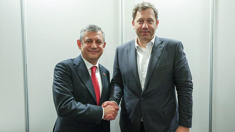 Özgür Özel, Barselona’da Alman Bakan Klingbeil ile Görüştü