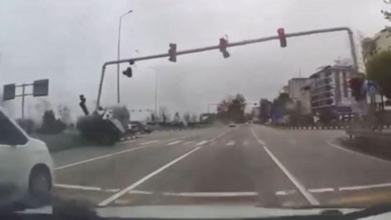 Karadeniz Sahil Yolu’nda kaza: Kamyonet direğe çarptı, 4 kişi yaralandı