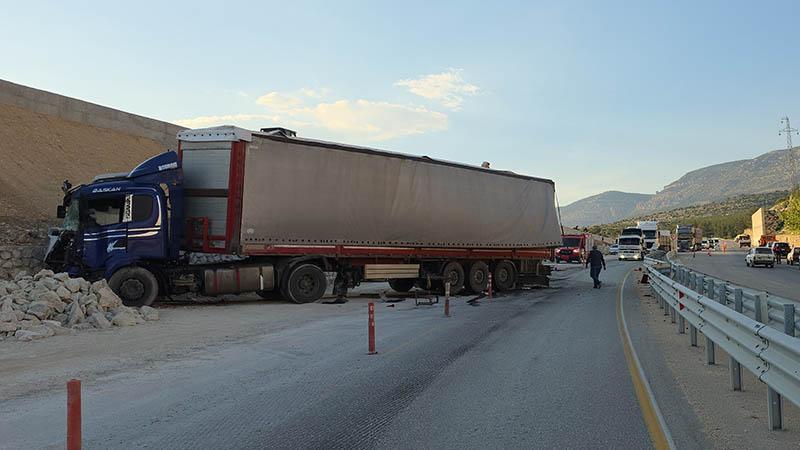 Mersin’de TIR faciası: Kaçış rampasında kaza, 1 işçi hayatını kaybetti